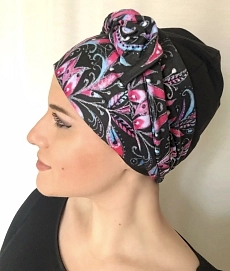 Šálka černá s růžovými listy 02.jpeg