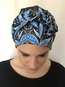 Šálka černá s modrými listy 02.jpeg