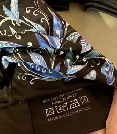 Čepice černá s modrými listy 06.jpeg