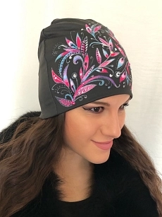 Čepice černá s růžovými listy 02.jpeg