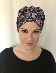 Šálka černá s růžovými listy 01.jpeg