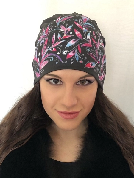 Čepice černá s růžovými listy