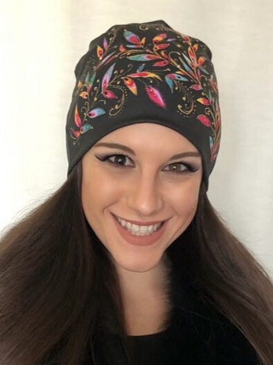 Čepice černá s duhovými listy