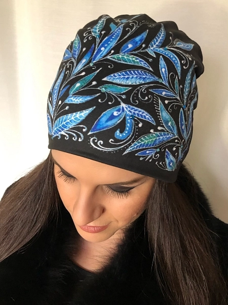 Čepice černá s modrými listy