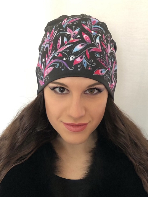 Čepice černá s růžovými listy