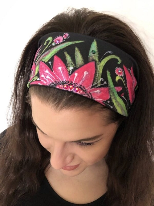 Čelenka černá se zelenými lístky