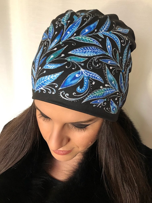 Čepice černá s modrými listy