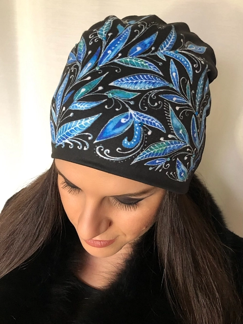 Čepice černá s modrými listy