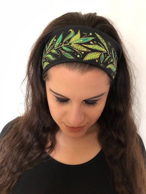 Čelenka černá se zelenými lístky