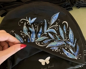 Čepice černá s modrými listy 05.jpeg