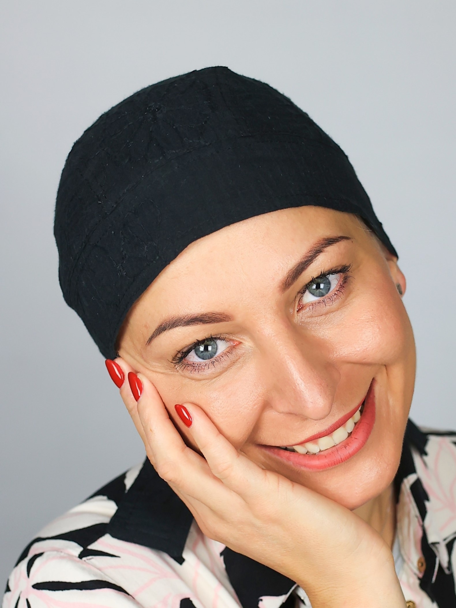 černý s výšivkou 