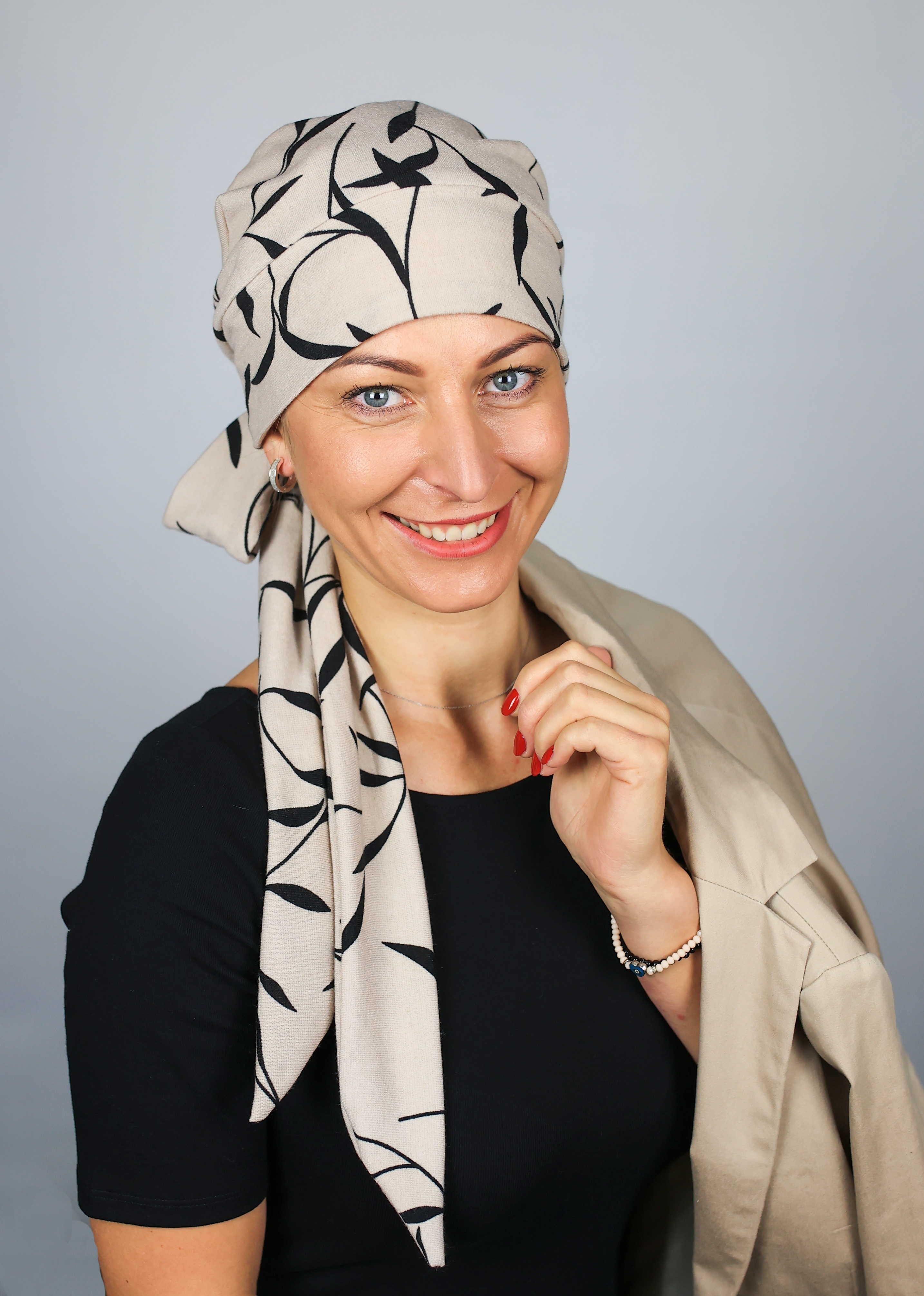 béžový s černým listem 