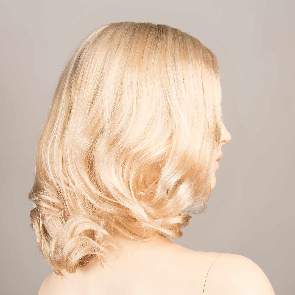 pastelblonde rooted 